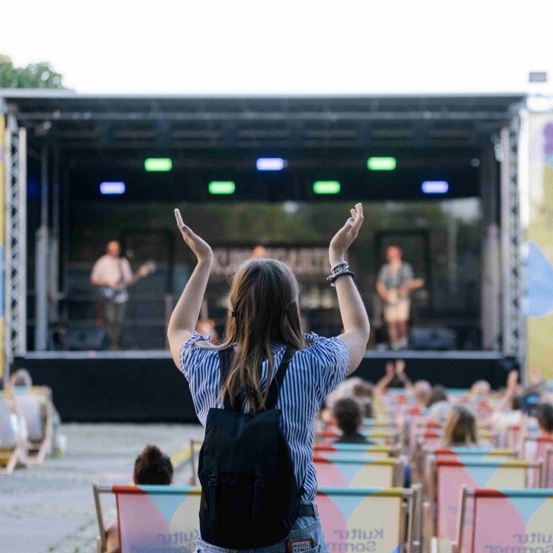 Foto: Theresa Wey Publikum aplaudiert am Schrödingerplatz beim Konzert der Band Kunstgarten.