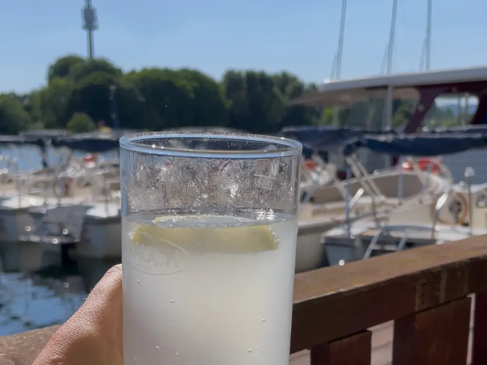 Man sieht ein Sodazitron vor Booten auf der alten Donau. 