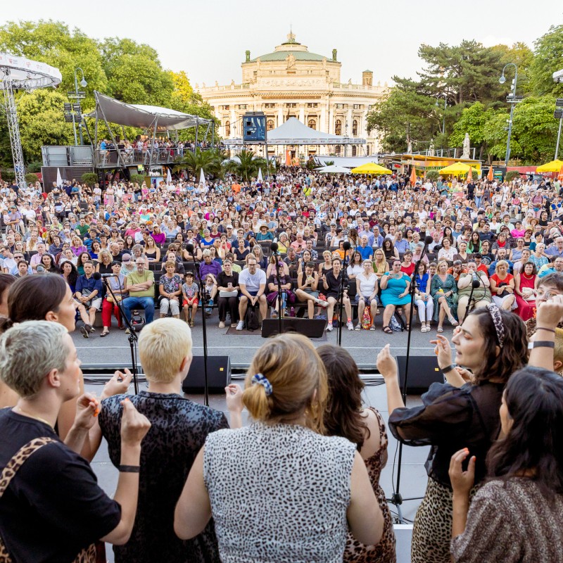 Der femchor performt auf der Bühne am Rathausplatz im Rahmen der Kultursommer-Chorabende im Jahr 2025. 