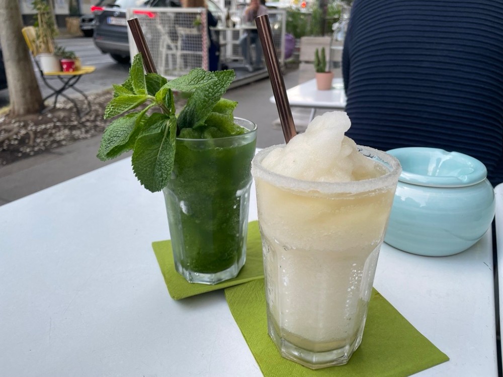 Cocktails in weiß und grün
