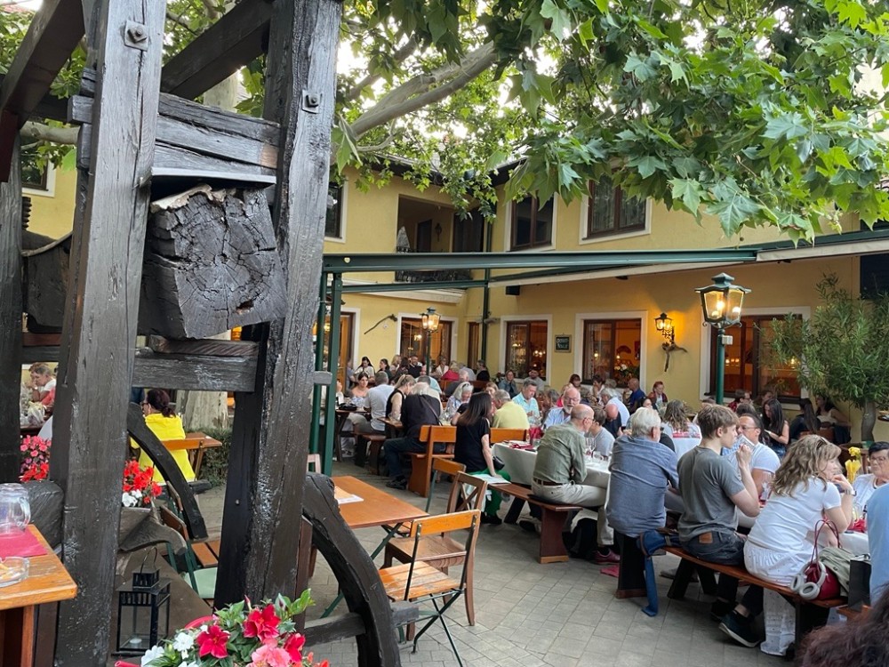Ein Gastgarten mit Gästen