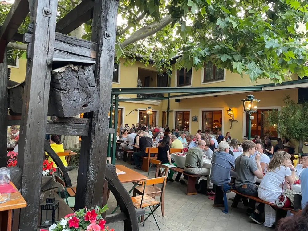 Ein Gastgarten mit Gästen