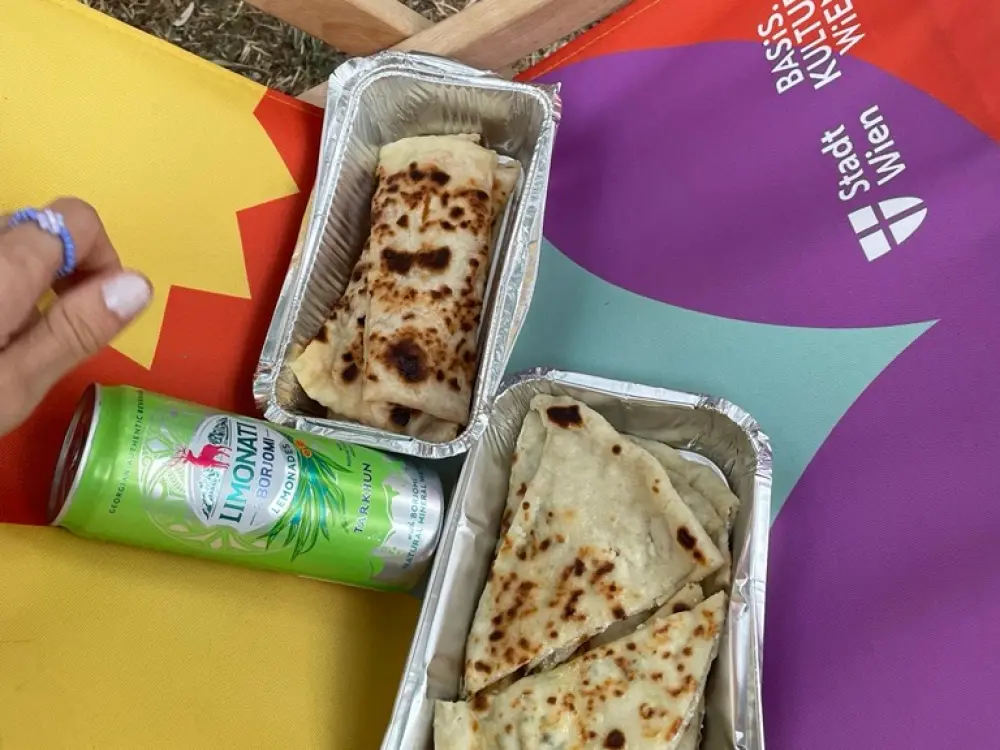 Auf einem Liegestuhl liegt eine Limonade und Brot. 
