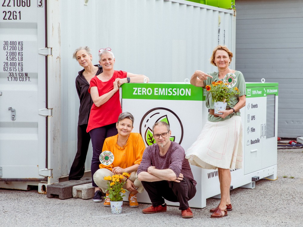 Der Kultursommer Wien bekommt eine Urkunde des Österreichische Umweltzeichens für "Green Meetings und Green Events" bei der Kultrsommer-Bühne am Nordwestbahnhof überreicht.