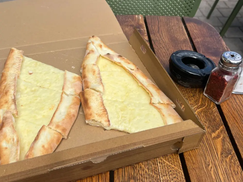 Eine Käse Pide.