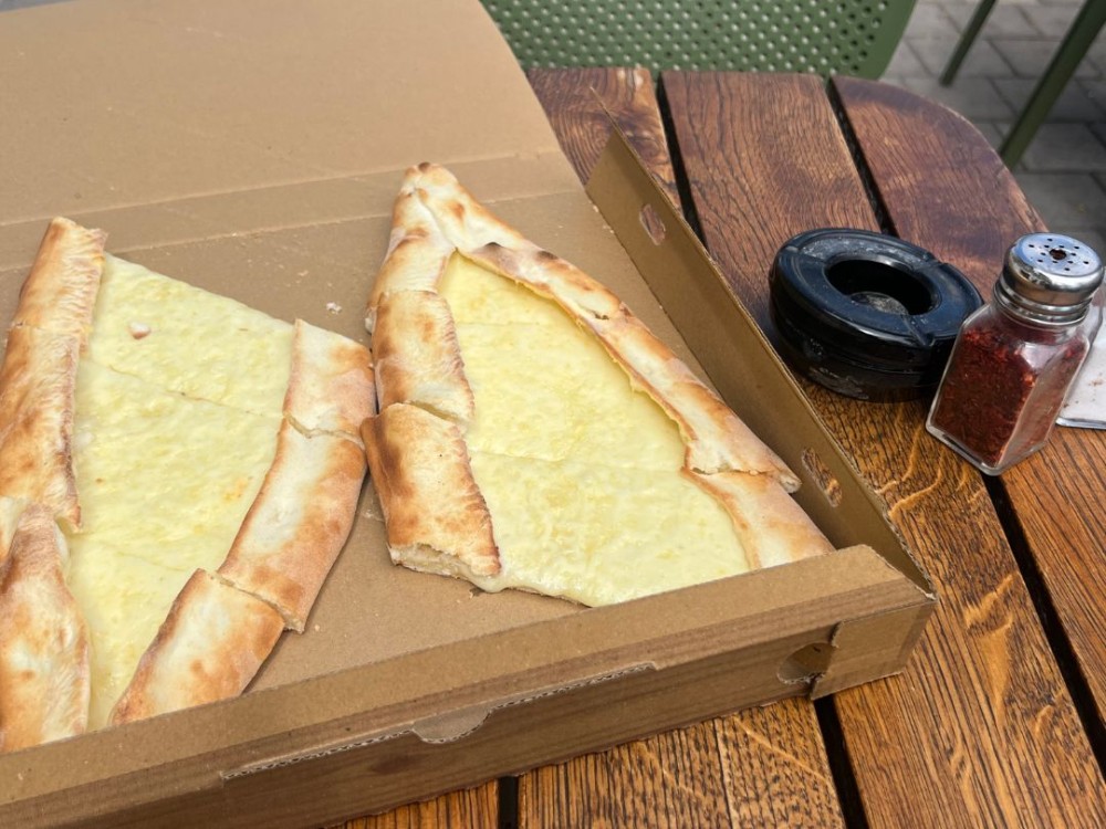 Eine Käse Pide.