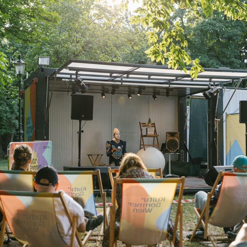 Foto: Niko Havranek Ralph Öllinger performt als Weißclown im Waldmüllerpark auf der Kultursommer-Bühne. 