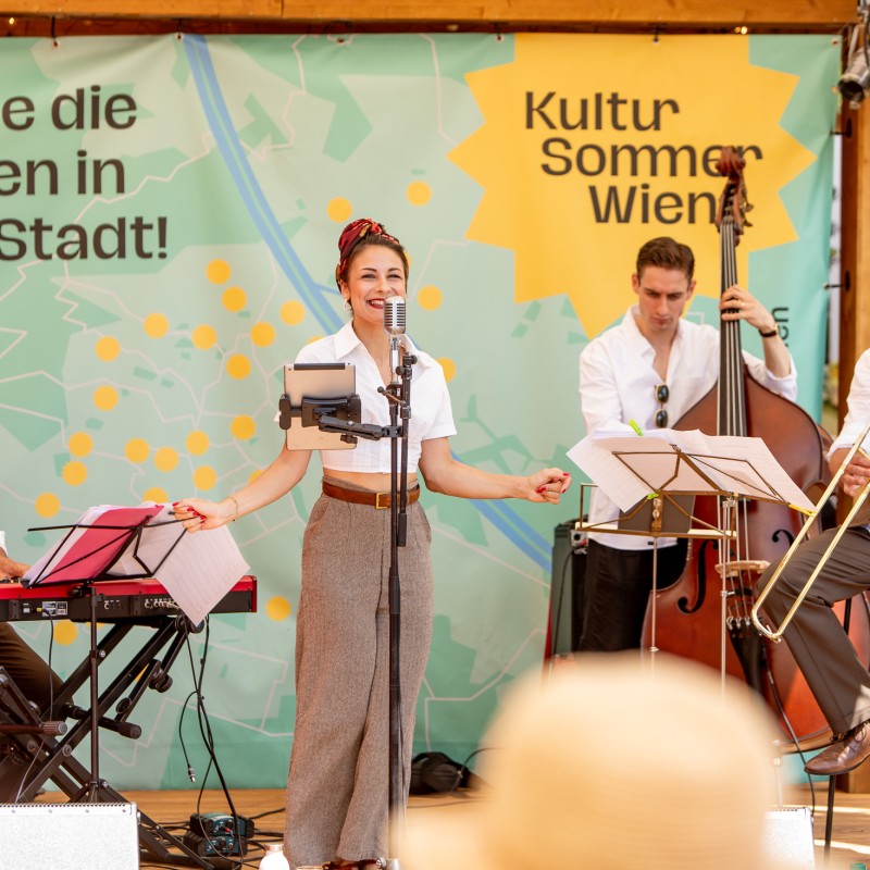Foto: Judith Stehlik Eine Sängerin und drei Musiker der Jazz-Band Zazous spielen auf der Kultursommer-Bühne am Rathausplatz.
