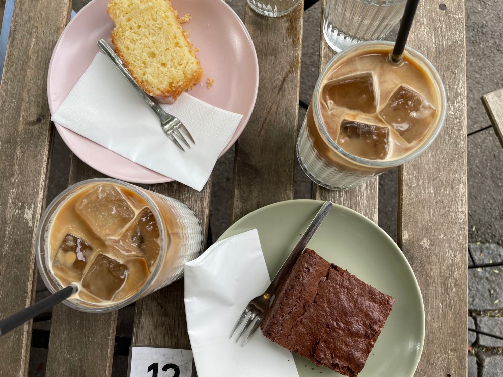 Iced Coffee und Kuchen