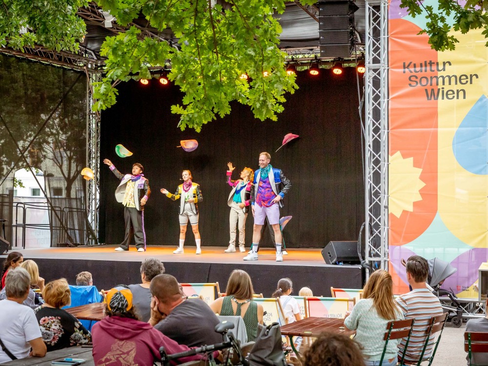 Die Groove Crew performt auf der Kultursommer-Bühne. Sie werfen Hüte in die Luft. 