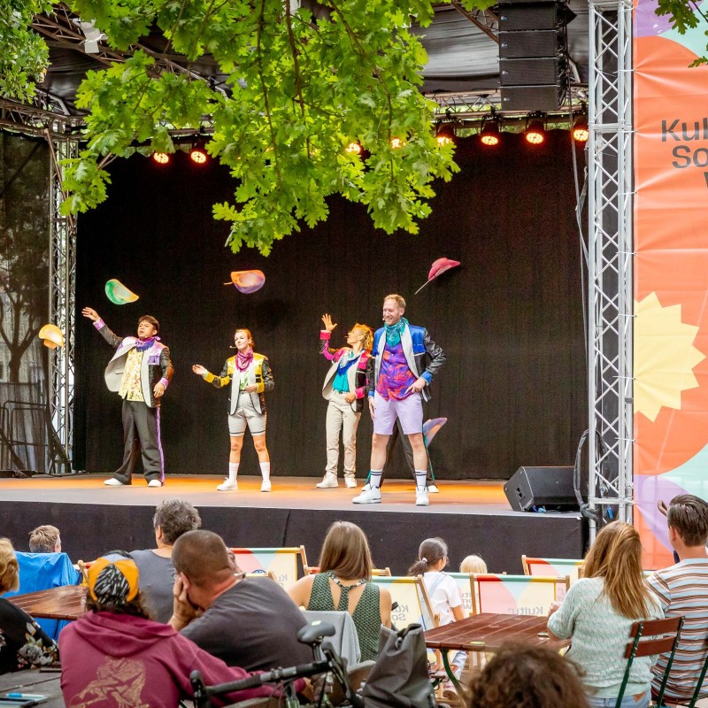 Die Groove Crew performt auf der Kultursommer-Bühne. Sie werfen Hüte in die Luft. 