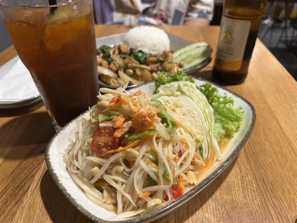 Ein thailändischer Salat und zwei Getränke