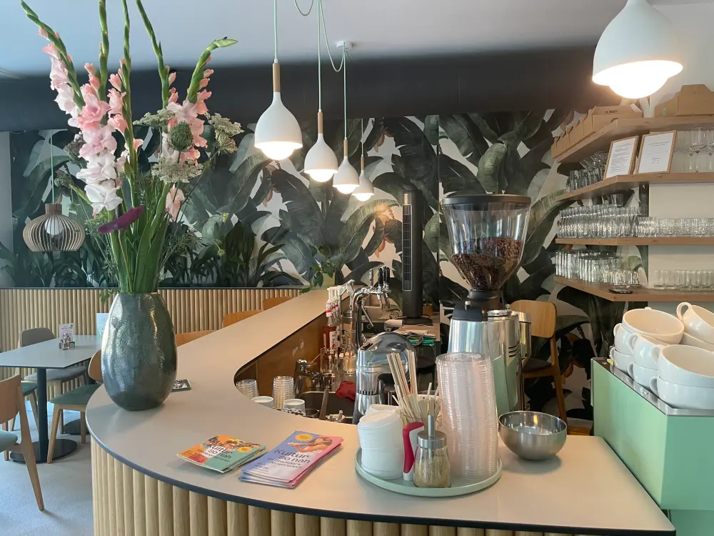 Die Theke im Cafe Elou ist zu sehen. 