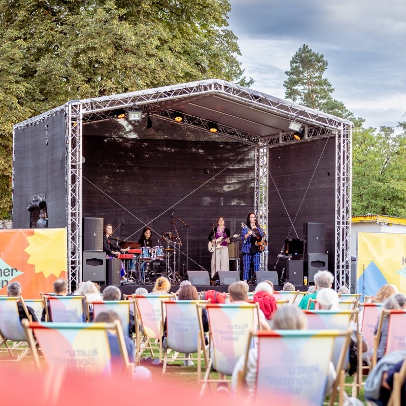 Foto: Judith Stehlik Viennese Ladies performen auf der Kultursommer-Bühne bei Fußballverein 1210. 