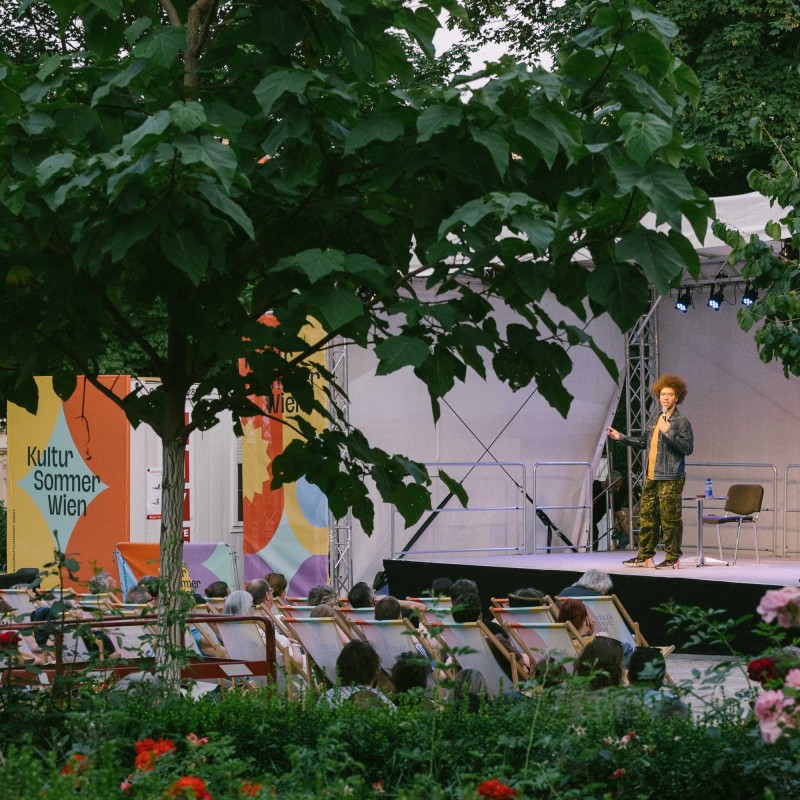 Foto: Niko Havranek Kabbaretist Reginald Bärris präsentiert sein Programm im Reithofferpark.