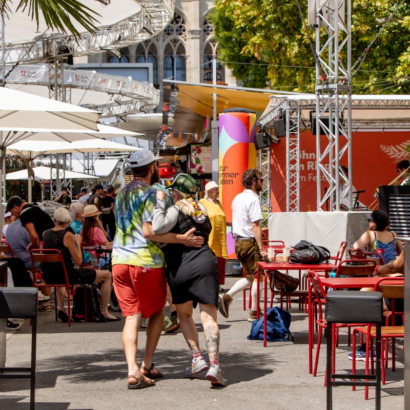 Foto: Judith Stehlik Ein Mann und eine Frau tanzen vor der Bühne am Rathausplatz