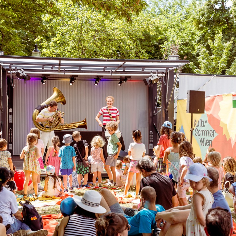Karin Meissl & Markus Nimmervoll: Karin Meissl und Markus Nimmervoll performen beim Kinderfest im Waldmüllerpark. Sie spielen unter anderem auf einer Tuba. 