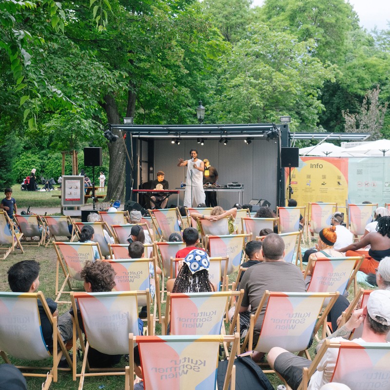 Foto: Paola Lesslhumer KVSAL performt auf der Kultursommer-Bühne im Waldmüllerpark.