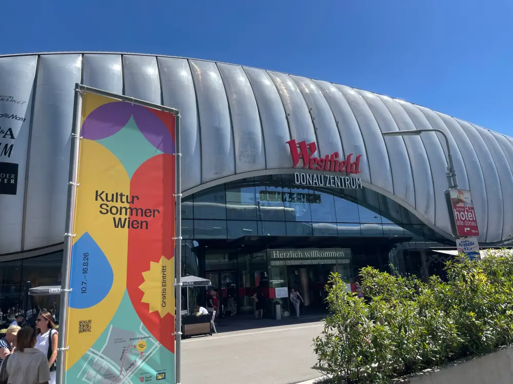 Vor dem Donauzentrum steht ein Dreiecksturm vom Kultursommer Wien. 