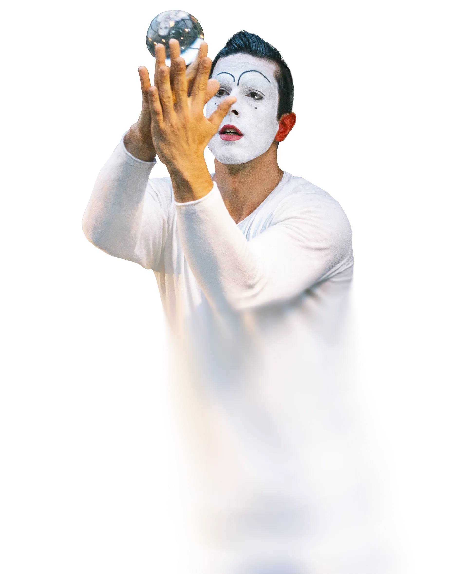 Ein Clown der eine Glaskugel hält.